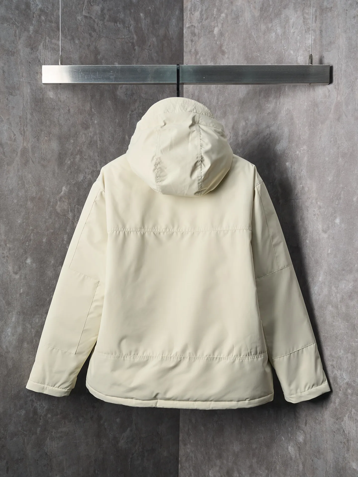 P980 Actual auction】Ralph Lauren/Ralph Lauren pony embroidered zipper hooded down jacket [Ready stock] S M L XL high-quality filling: 90 white duck down is selected, weighing 220g, ensuring excellent thermal insulation performance. After strict screening and processing, the velvet is not easy to be drilled, ensuring durability. The density of high-density nylon taffeta is about 210T-300T, with a smooth and slightly matte surface, excellent windproof and waterproof properties (with DWR water-repellent treatment), strong wrinkle resistance and easy care, in line with the positioning of American casual "durable and practical".  The inner lining is made of 100% polyamide. The high-density and tight weaving process prevents fine lint from getting out of the gaps in the fabric. The smooth surface improves the putting on and taking off experience, and the excellent wear and tear resistance ensures damage caused by frequent use, while the light and soft texture does not affect the overall weight.  The classic jacket has a slightly loose fit, slightly dropped shoulder line (shoulder width is 1-2cm wider than the standard fit), is hip-length, and has slightly tapered straight sleeves, taking into account both freedom of movement and casual style.  The adjustable Velcro on the cuffs allows you to freely adjust the tightness according to the thickness of your wrist and personal preferences, effectively preventing cold wind from intruding, and improving the warmth performance.  In terms of storage, the two front zipper pockets are convenient for you to place frequently used items, and the zipper design ensures that items are not easily lost. A built-in pocket on the left side of the chest provides a safe storage space for some small private items.  The drawstring design at the hem allows you to adjust the shape of the jacket according to your body shape and dressing needs. Whether it is loose and casual or slim and neat, you can easily control it.  Embroidery technology: Polo horse logo on the left chest: flat satin stitch embroidery (satin embroidery), embroidery thread: 100% polyester high color fastness embroidery thread (the color number is consistent with the brand’s standard red color card), stitch density 12-15 stitches/cm, the outline of the horse logo is clear, and the details of the rider and horse are burr-free.  Embroidery positioning: precise positioning through the template (12cm from the neckline and 8cm from the placket) to ensure left and right symmetry and centering.